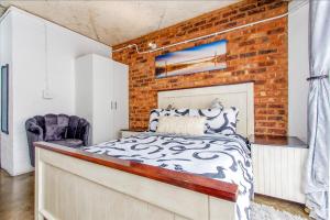 Cosy escape Balcony High speed WiFi Amenities