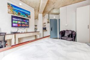 Cosy escape Balcony High speed WiFi Amenities