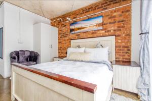 Cosy escape Balcony High speed WiFi Amenities