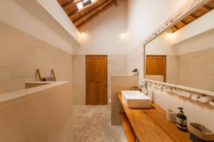 Tropical 2BR Pool Villa near Seminyak & Canggu