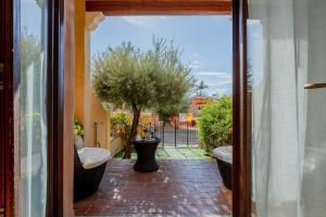 GuestHost - Lovely Villa with Garden img3
