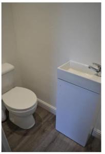 Modern and Spacious 6 bed-Home on Stapleton Road