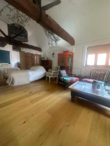 Stunning City Centre Loft near Goodwood