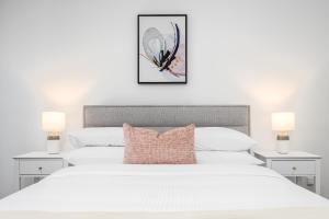 Skyline & Ocean View 2BR High Floor Residence, Near Marvel Stadium, Pool and Gym