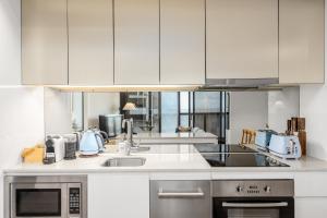 Skyline & Ocean View 2BR High Floor Residence, Near Marvel Stadium, Pool and Gym