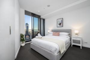 Skyline & Ocean View 2BR High Floor Residence, Near Marvel Stadium, Pool and Gym