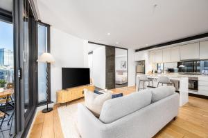 Skyline & Ocean View 2BR High Floor Residence, Near Marvel Stadium, Pool and Gym