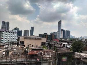 A classic hostel next to W district food market