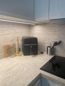 F2 climatisé, piscine, parking, tout à pied