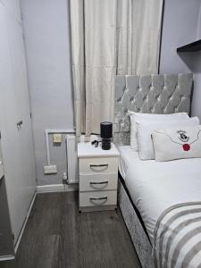 Heathrow roomzzzz BnB