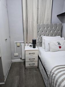 Heathrow roomzzzz BnB