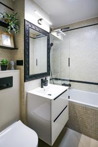 Mia Łazienki Park Two-Bedroom Apartment with Balcony