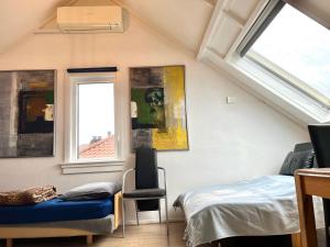 Zolderstudio dichtbij Goffert met eigen badkamer en WC, eigen keuken, eigen ingang