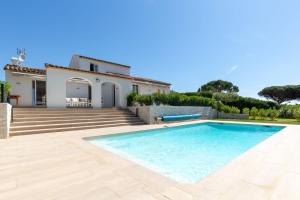 Beautiful Provencal villa, sea view, beach access