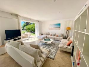 Beautiful Provencal villa, sea view, beach access