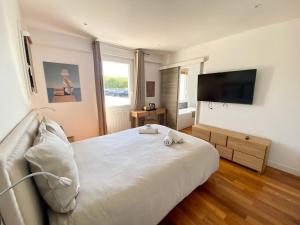 Beautiful Provencal villa, sea view, beach access