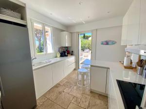 Beautiful Provencal villa, sea view, beach access