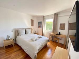 Beautiful Provencal villa, sea view, beach access