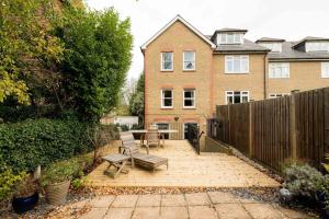 Sydenham Haven: 2-Bedroom Retreat by the Park