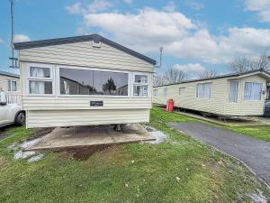 Lovely 6 Berth Caravan At Seawick Holiday Park, Essex Ref 27005Mv