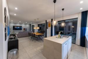 Villa White Palm Excelsior