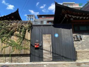 Jongno Hanok Family accommodation 3 rooms 2 bathrooms Dongmyo DDP Urban relaxation Gyeongbokgung Palace Modern Hanok Spacious deck Free luggage storage