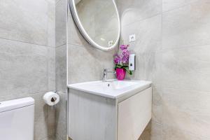 "Espacio Norma 1" con 1 Hab, AC & SmartTV en Las Ventas