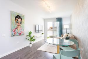 Home2Book Cozy Urban Retreat with Balcony