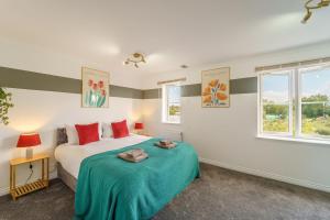 Modern 4-Bedrooms- Fast WiFi - Parking -Constructor Friendly