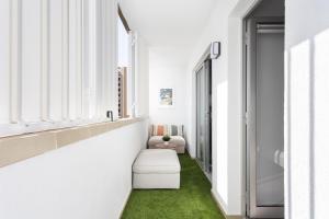 Home2Book Cozy Urban Retreat with Balcony