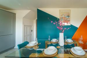 Stylish 4-Bedrooms- Free WiFi - Parking -Constructor Friendly