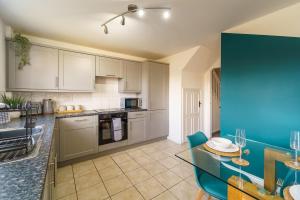 Elegant 4-Bedrooms- Fast WiFi - Parking -Constructor Friendly