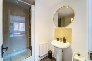 Stylish 4-Bedrooms- Free WiFi - Parking -Constructor Friendly