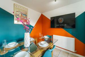 Elegant 4-Bedrooms- Fast WiFi - Parking -Constructor Friendly