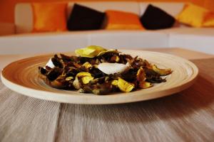 Cozy Apartment in City Center Epicenter!