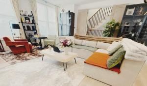 Haus of Timon Victorian Elegance near Olympia