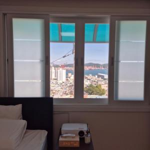 Busan Style, Busan Yeongdo, Full Ocean View, Rooftop Camping Sensation, Remodeling, Beam Projector, Parking Support,3 Rooms