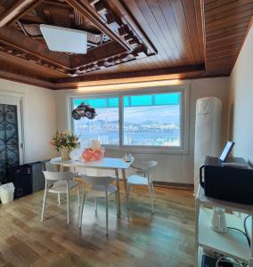 Busan Style, Busan Yeongdo, Full Ocean View, Rooftop Camping Sensation, Remodeling, Beam Projector, Parking Support,3 Rooms