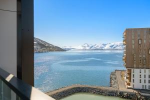 Premium Penthouse in Tromsø - Northern lights, City, Sea & Mountain view - free parking in garage
