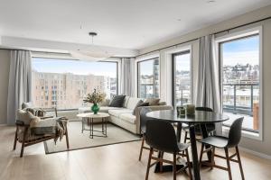 Premium Penthouse in Tromsø - Northern lights, City, Sea & Mountain view - free parking in garage