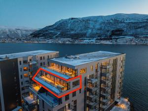 Premium Penthouse in Tromsø - Northern lights, City, Sea & Mountain view - free parking in garage
