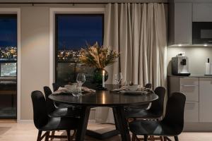 Premium Penthouse in Tromsø - Northern lights, City, Sea & Mountain view - free parking in garage