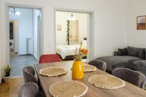 Athenian sunlit central flat!