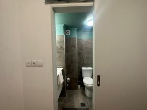 Athenian sunlit central flat!