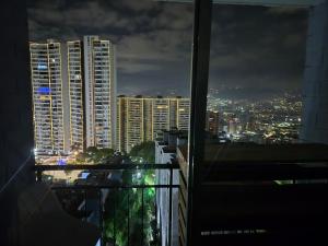 Cuarto amoblado en la Loma del Indio, El Poblado con vista a la ciudad