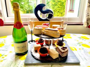 2 Bed Lodge - Sleeps 4 - Pets - Pool - Garden