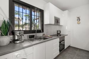 Modern Terrace apt by Costarentals - Ref 123