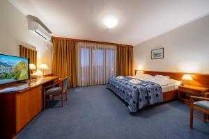 April hotel Panorama