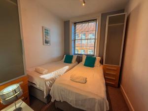 Central 2 Bed Apartment next to Train Station - sleeps 5