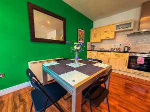 Central 2 Bed Apartment next to Train Station - sleeps 5